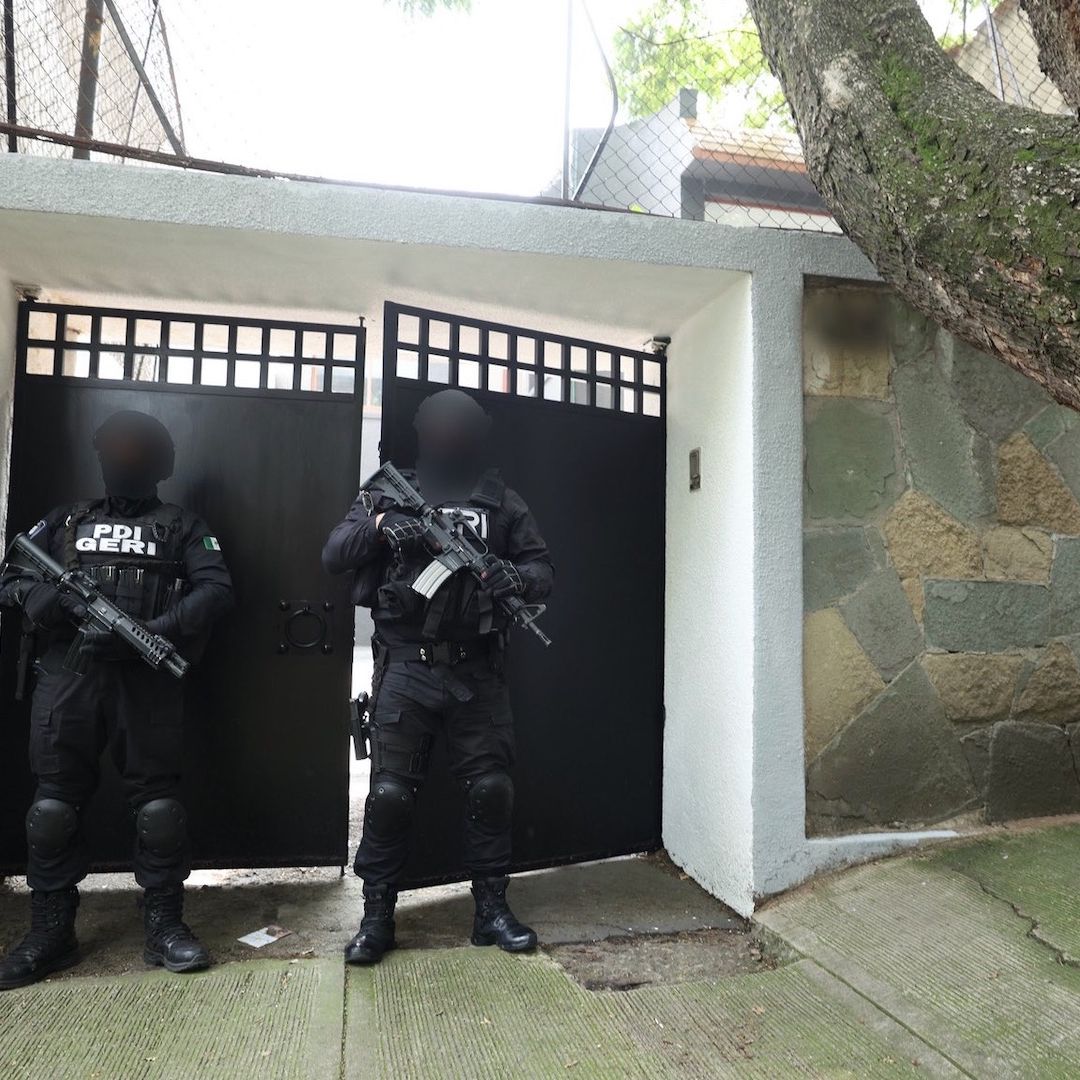 Recuperan casa de Jorge González Camarena tras despojo