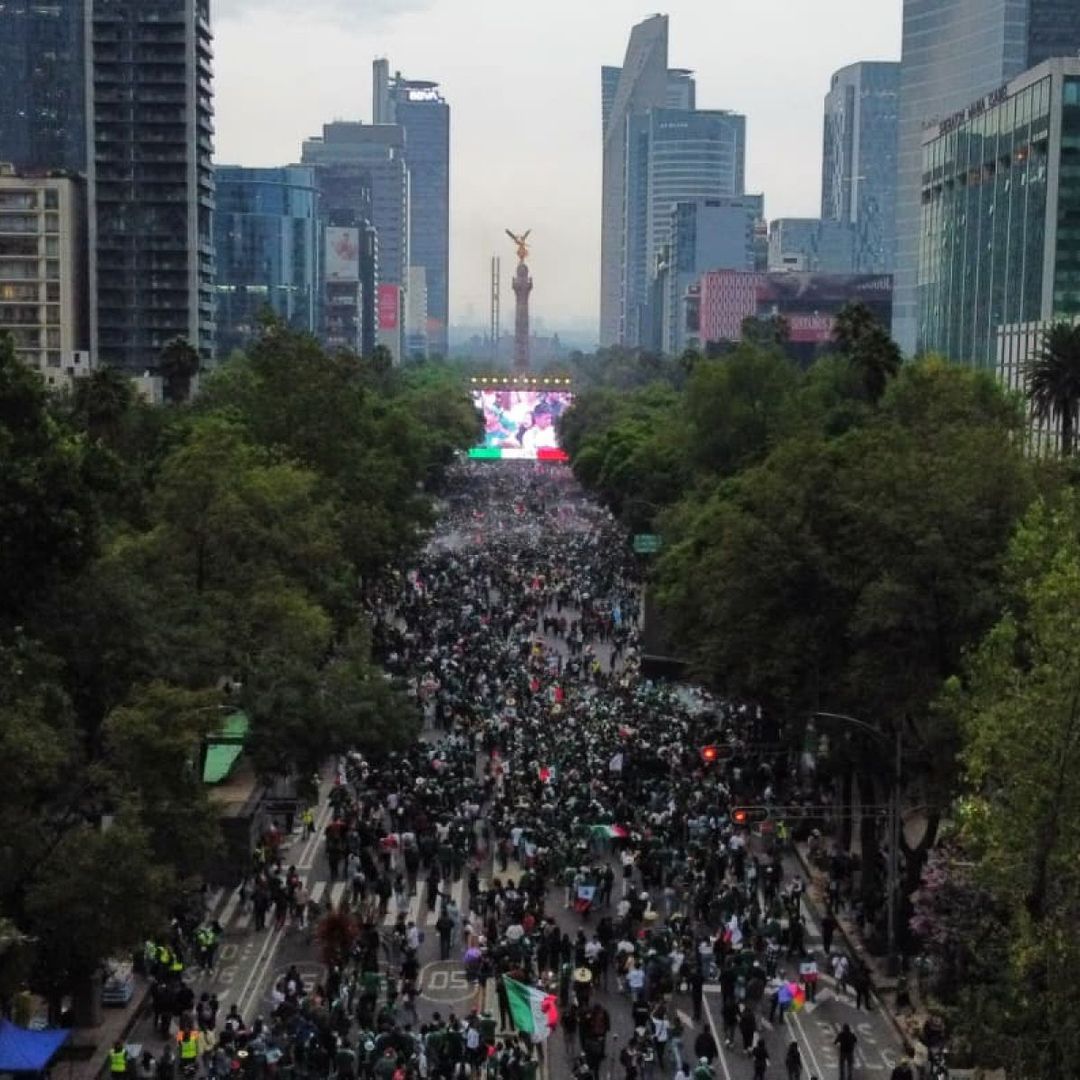Miles de aficionados se reúnen en el Ángel de la Independencia por partido de México