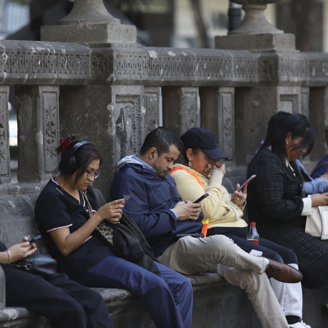 Personas usas celulares en CDMX, días antes de que termine el registro de líneas e inicie suspensión.