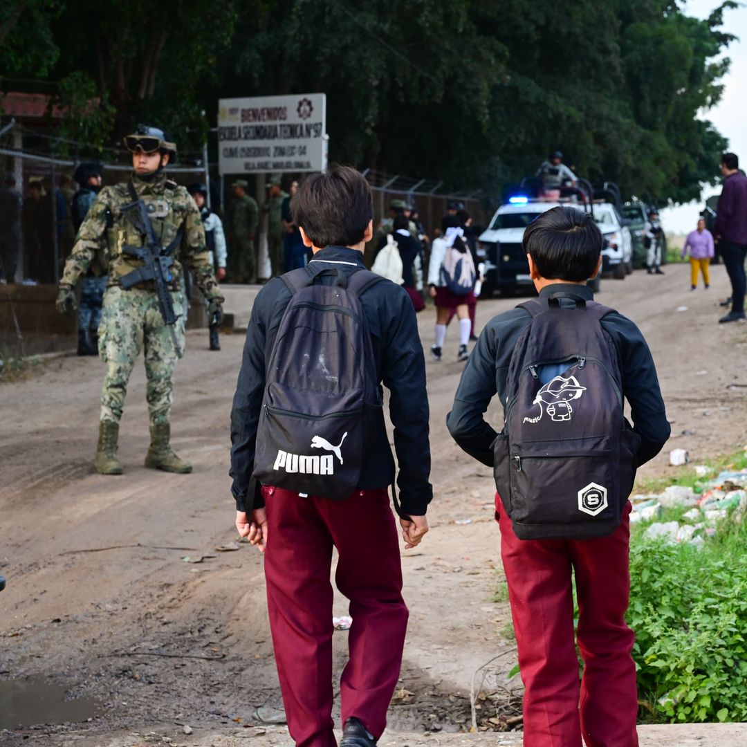 Alumnos en Navolato caminan hacia la escuela en el regreso a clases 2026-2027