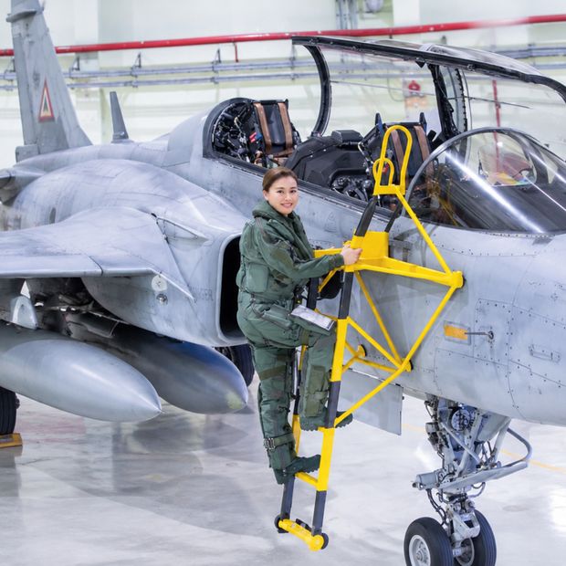 ¿Quién Es Suthida, Reina Tailandia que Voló un Avión de Combate?
