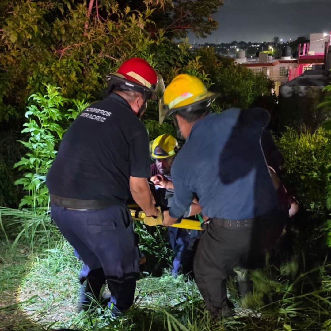 Rescatan a un adulto mayor de caer a un barranco presentó lesiones en la cabeza en Veracruz