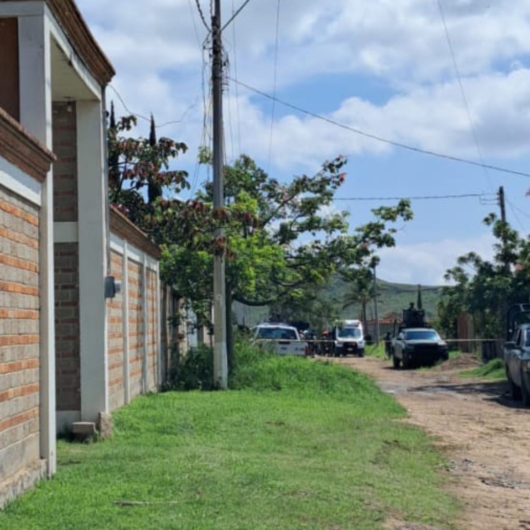 Rescatan a cuatro personas de una finca en Zapopan.