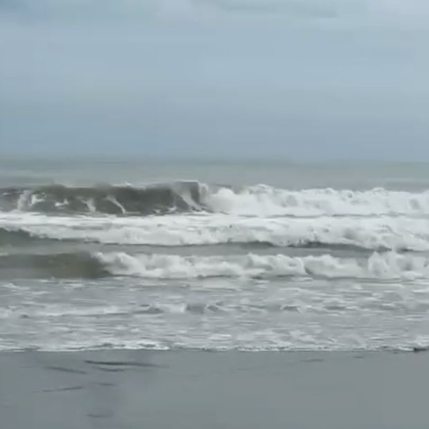 En Cazones de Herrera, dos niños casi son arrastrados por el mar. Las playas estaban cerradas por mal clima.