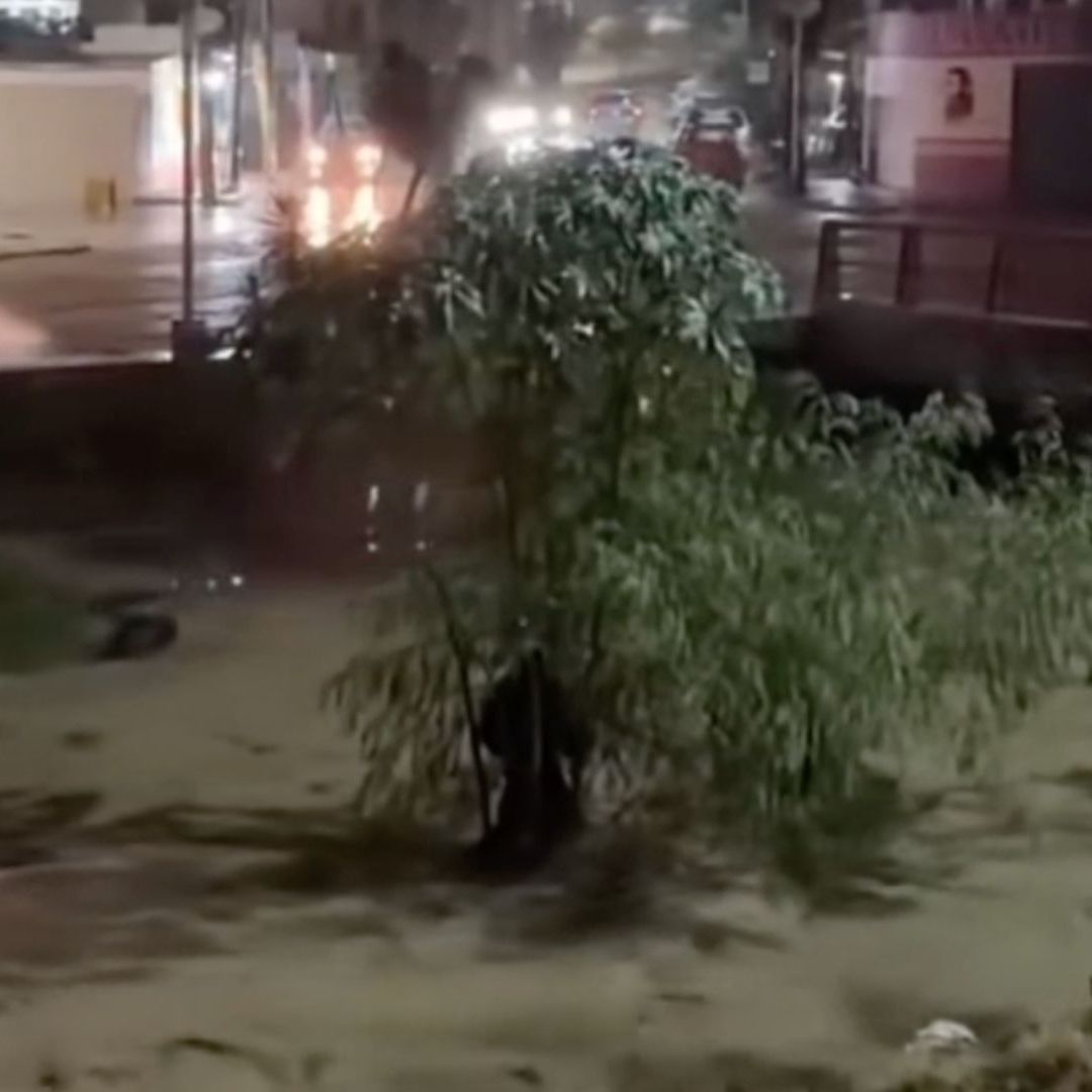 Vecinos rescatan a hombre atrapado en arroyo en García