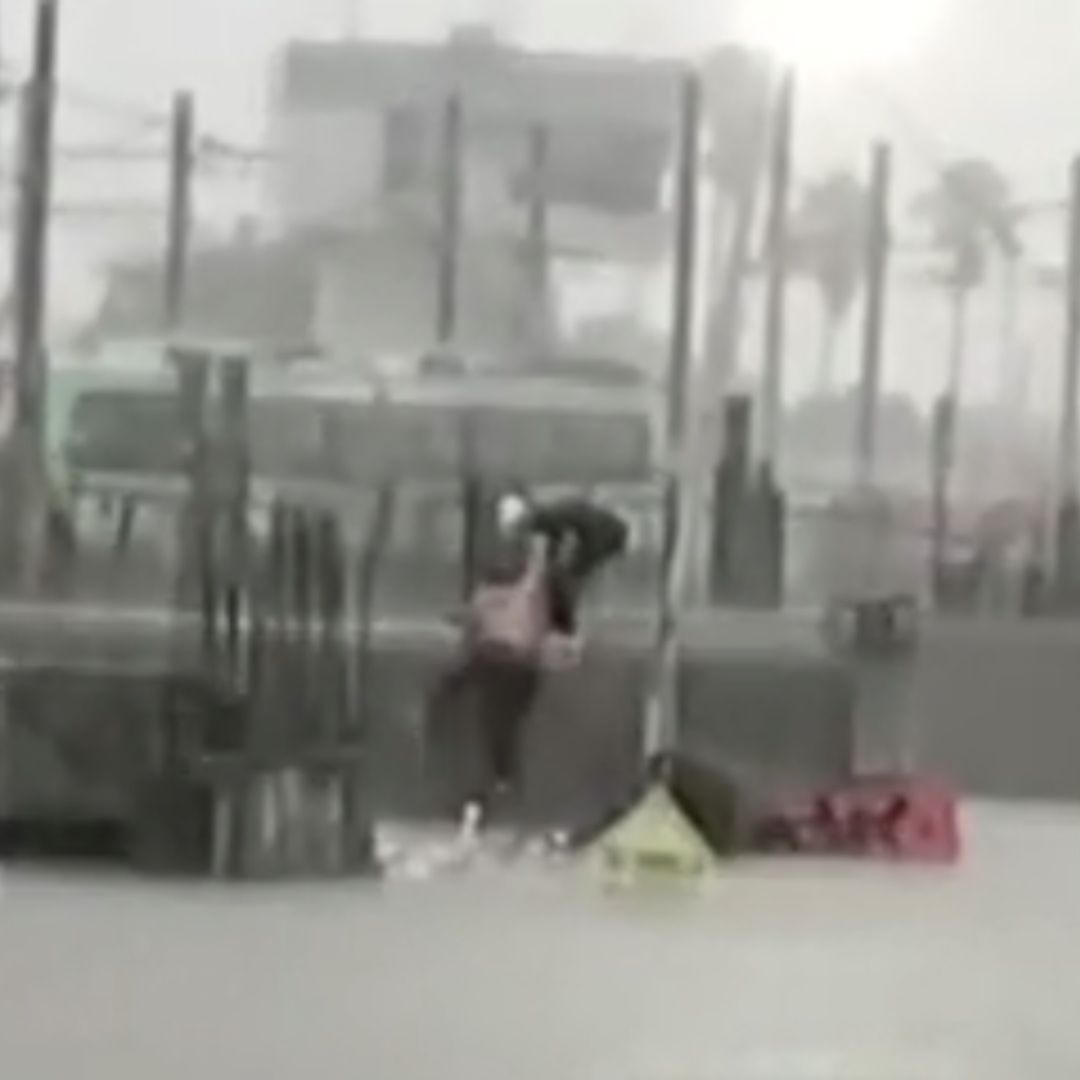 Rescatan a Pareja Tras Quedar Atrapada por Inundación en Av. Aztlán