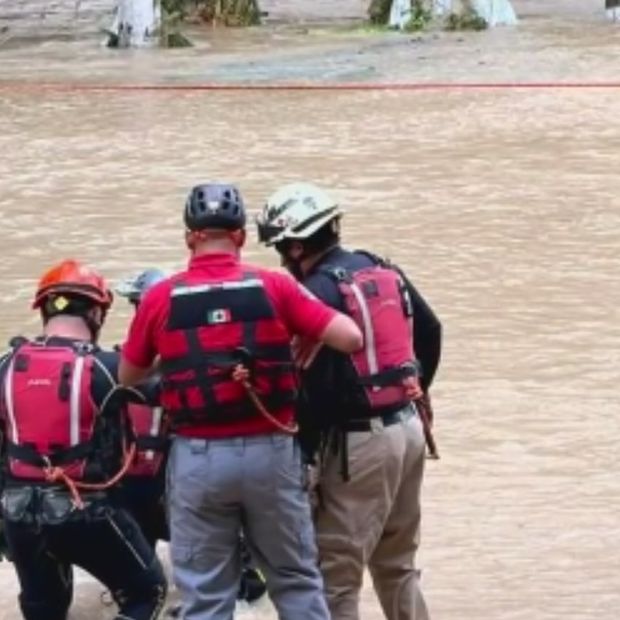 Mujer fue rescatada de corriente de río.