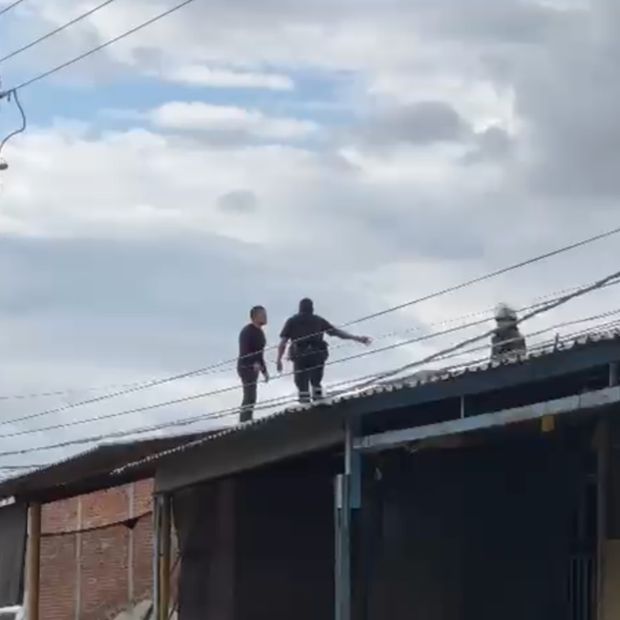 Hombre en crisis es asegurado tras intentar escapar trepando azoteas en Amozoc