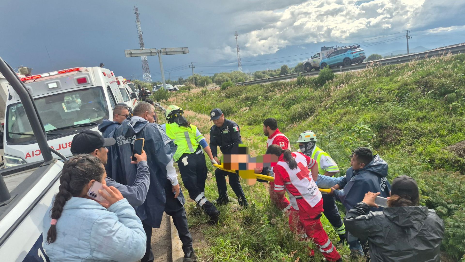 Un joven fue llevado al hospital tras el accidente.