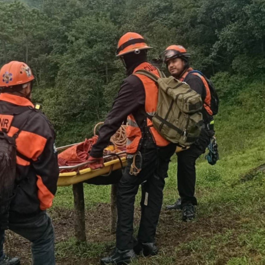 Hallan cuerpo sin vida de hombre desaparecido en barranca de 300 metros en Veracruz