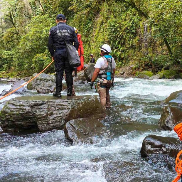 Bomberos y rescatistas recuperan un cuerpo en el río Texolo tras 6 horas de maniobras. Las condiciones extremas complicaron la operación