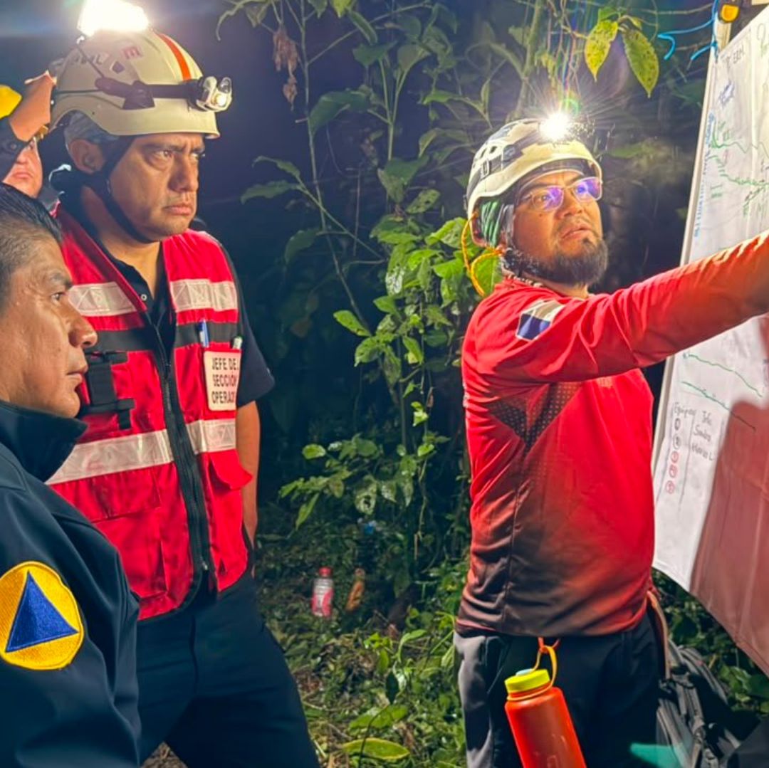Labores de búsqueda en la Gruta Chichicazapan del municipio de Cuetzalan del Progreso