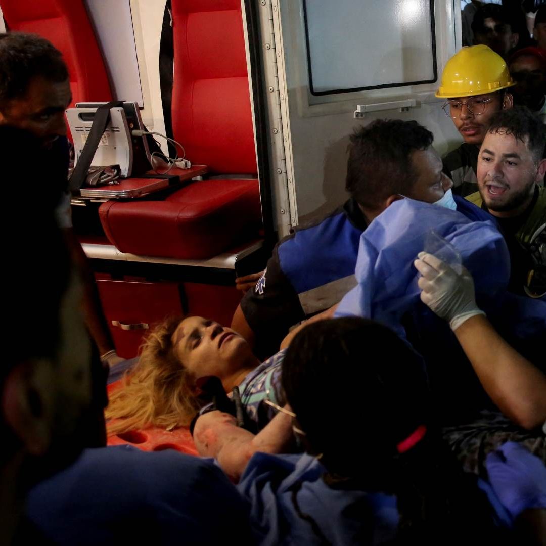 Personas cargan a Daniela Andrea Largo, de 32 años, luego de ser rescatada tras el terremoto en Pereira, Colombia. Foto: Reuters