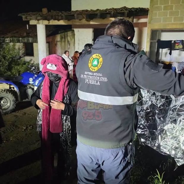Rescatan en Puebla a alpinistas extraviados en el volcán Citlaltépetl.