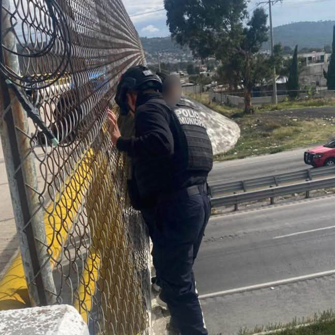 La mujer estuvo a punto de caer más de 10 metros de altura.