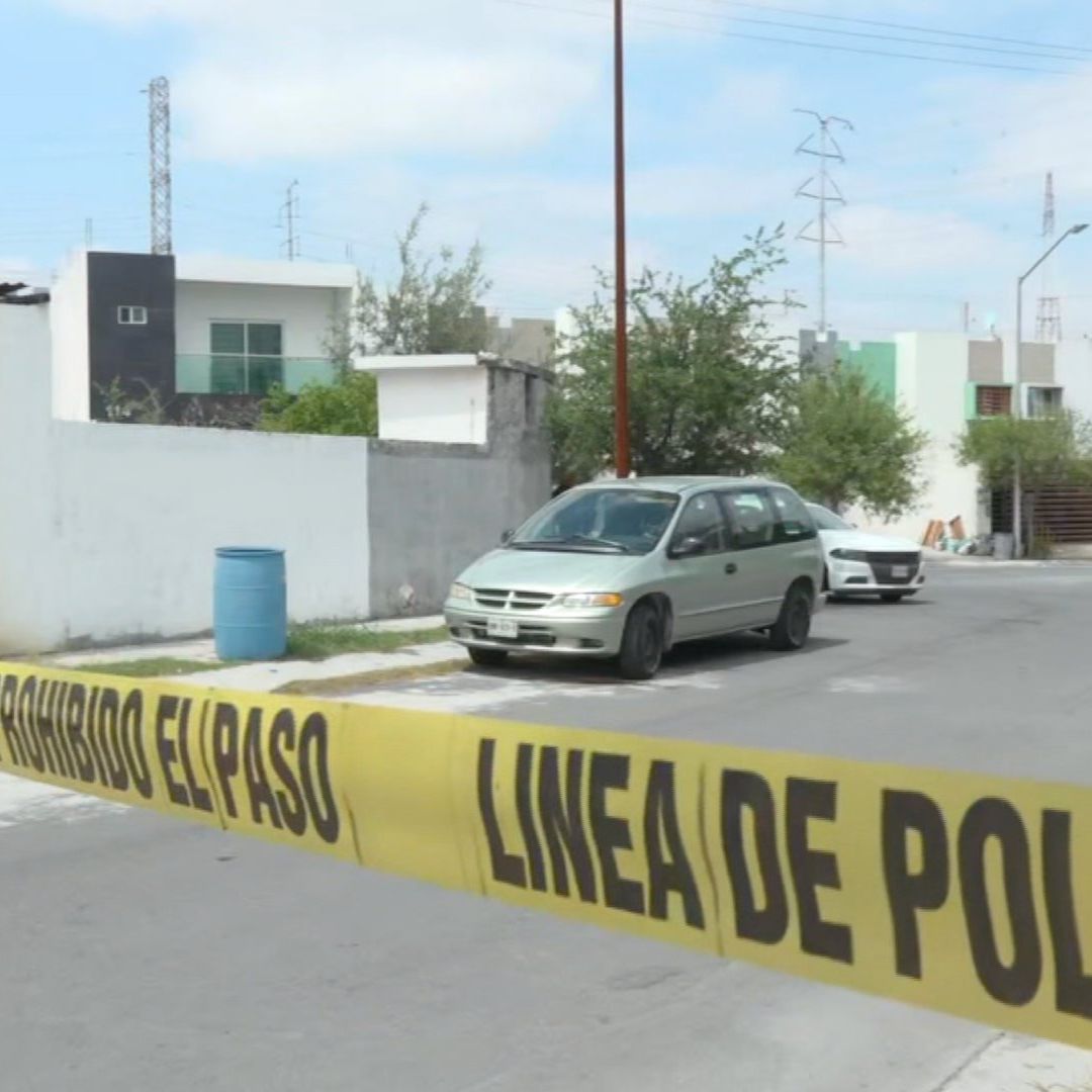Acordonan calle por robo a familia en Apodaca