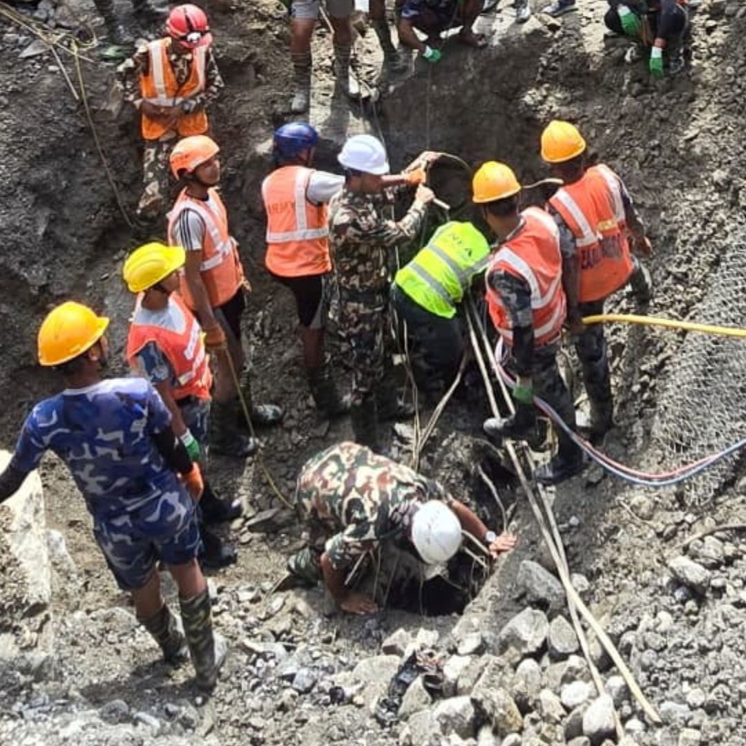 Rescatistas lograron salvar a dos trabajadores atrapados en un túnel en Nepal