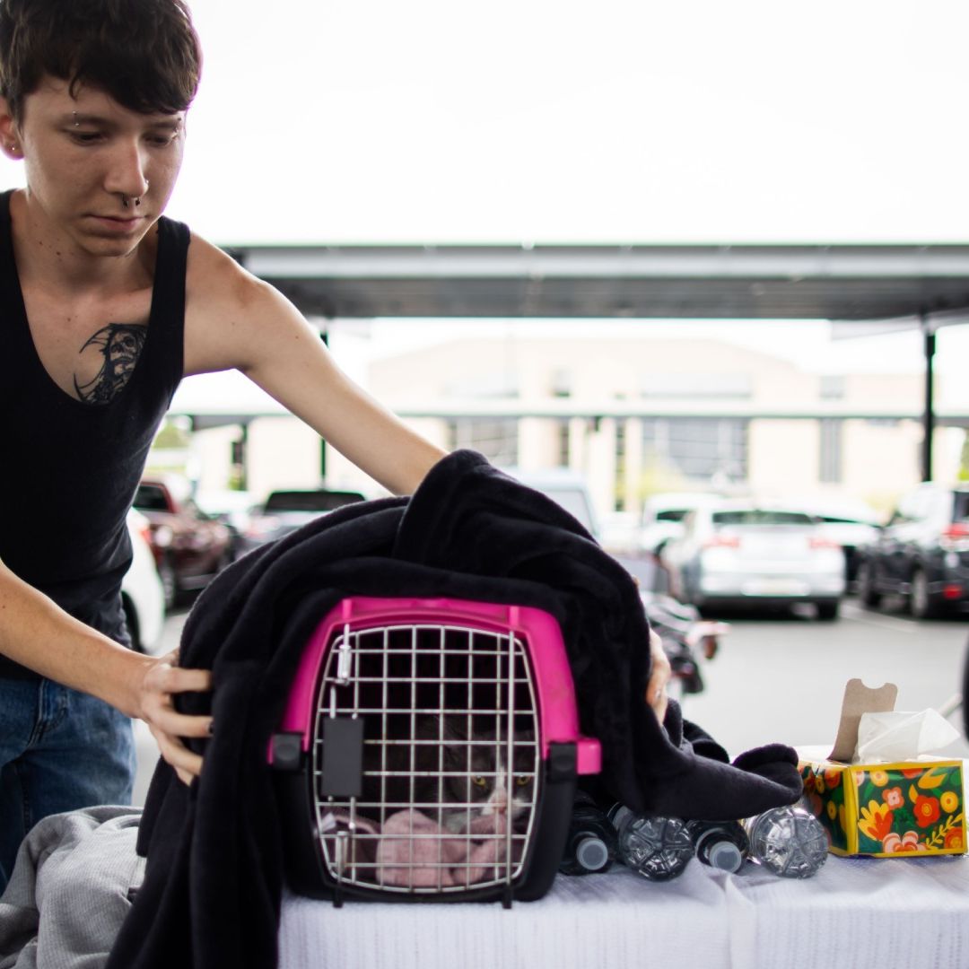 Un residente se alista para evacuar la zona.