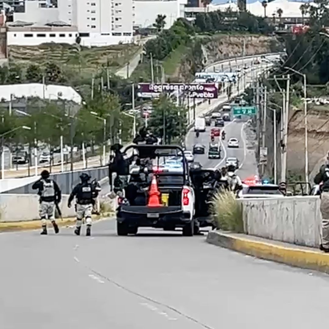Movilización policial en el lateral del Periférico Ecológico.