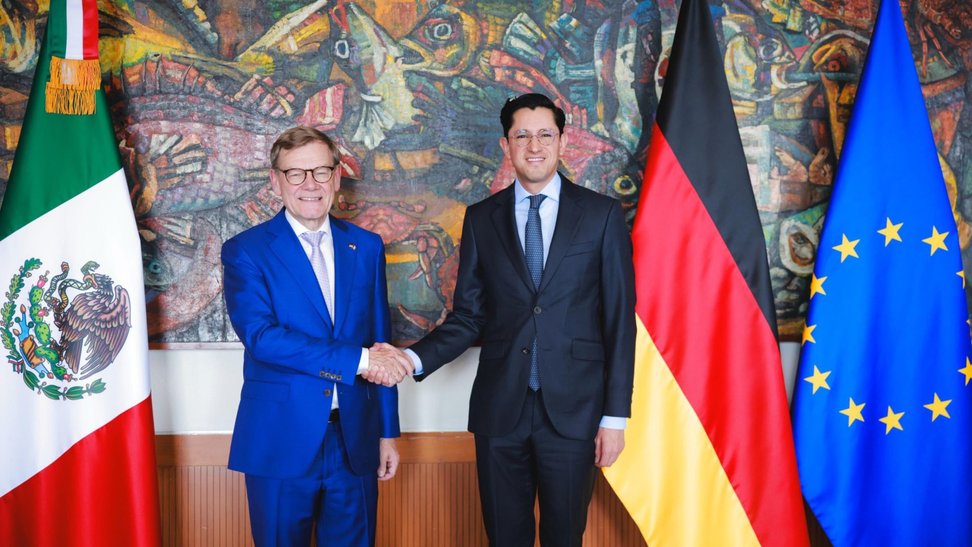 Johann Wadephul y Roberto Velasco se saludan