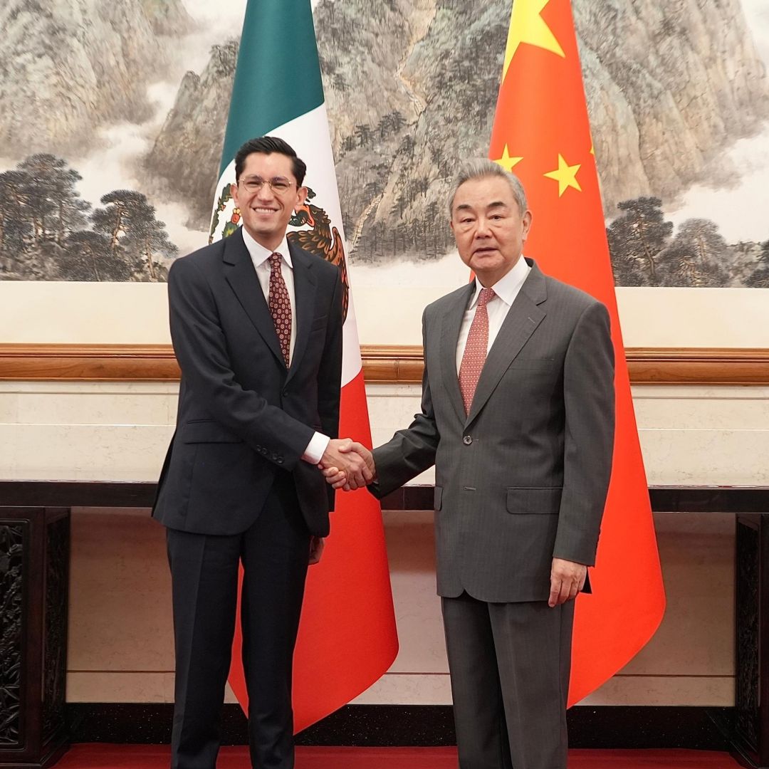 El canciller Roberto Velasco y su homólogo chino Wang Yi