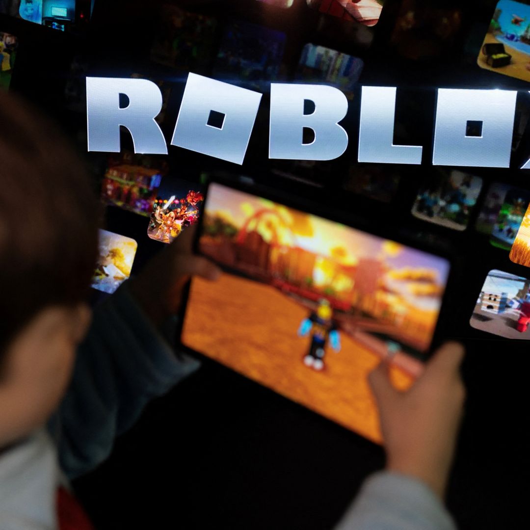 Niño jugando en Roblox