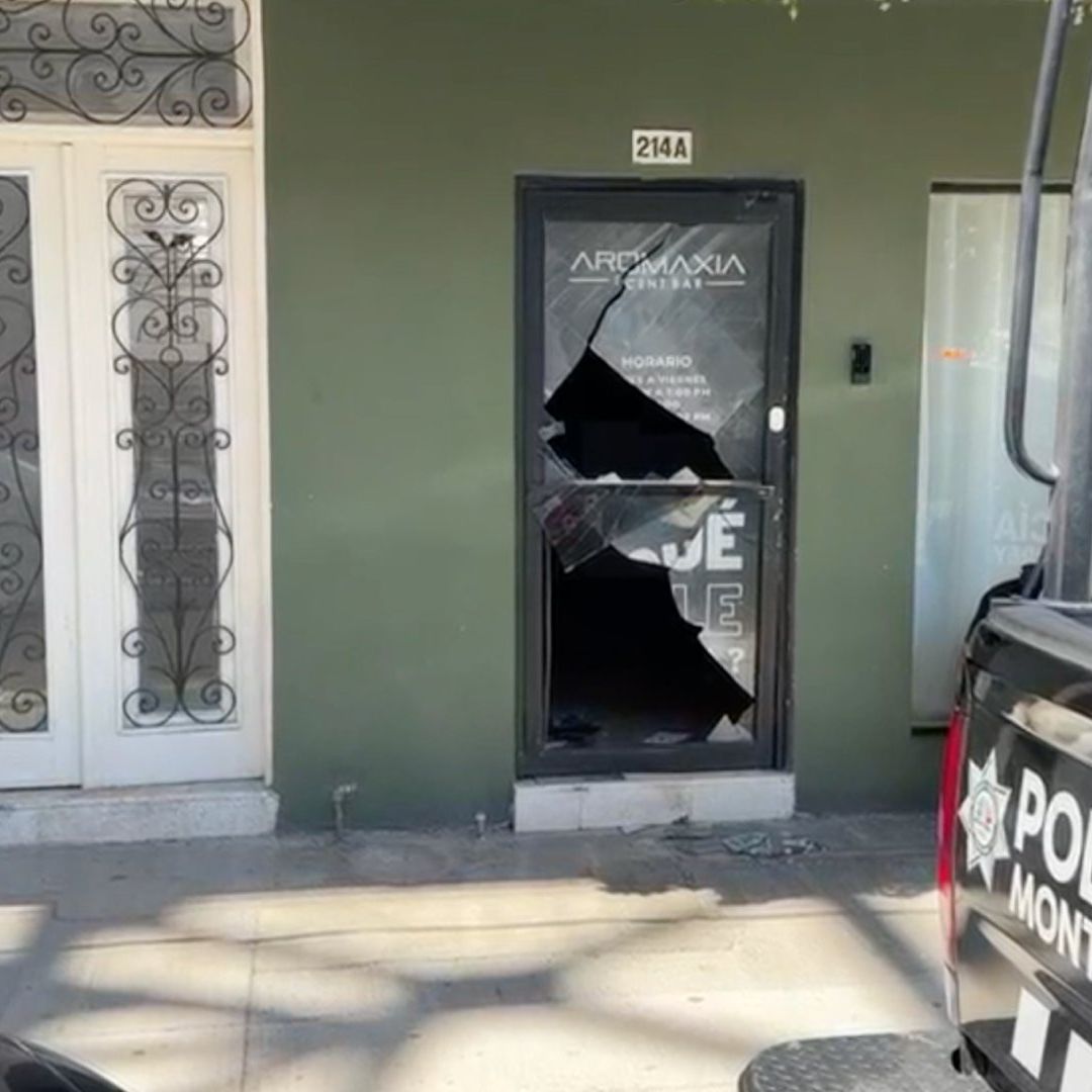 Puerta rota por donde ingresaron los ladrones