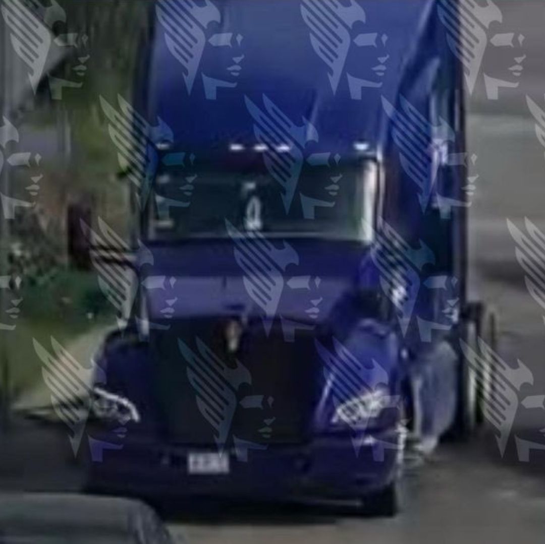 Aseguran tráiler robado con pantallas de televisión en Puebla.