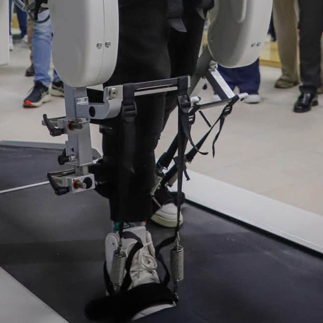 Paciente durante una terapia, guiada por un robot.