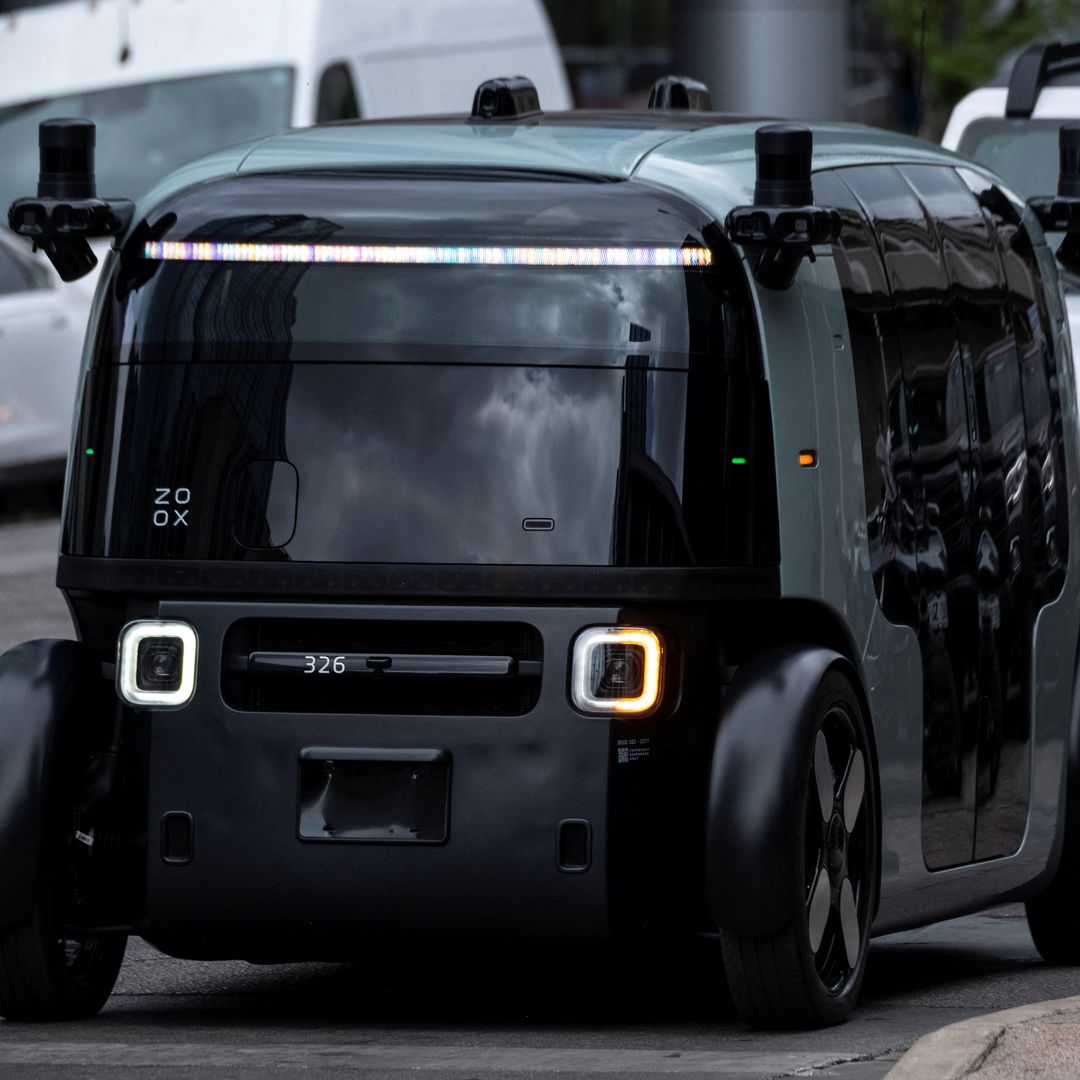 Un robotaxi de Zoox circula por las calles del centro de Austin, Texas, Estados Unidos, durante una prueba realizada el 31 de marzo de 2026.
