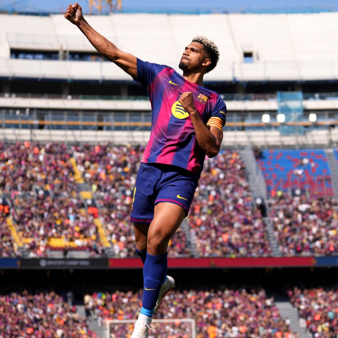 Ronald Araujo llegó muy joven al Barcelona y se va luego de levantar trofeos importantes