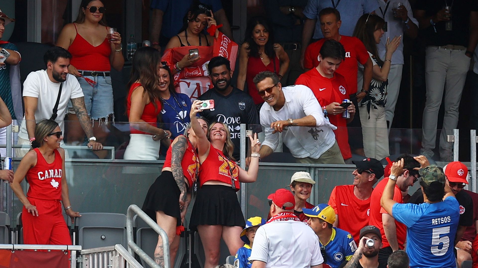 ryan-reynolds-blake-lively-celebracion-gol-canada-mundial-2026