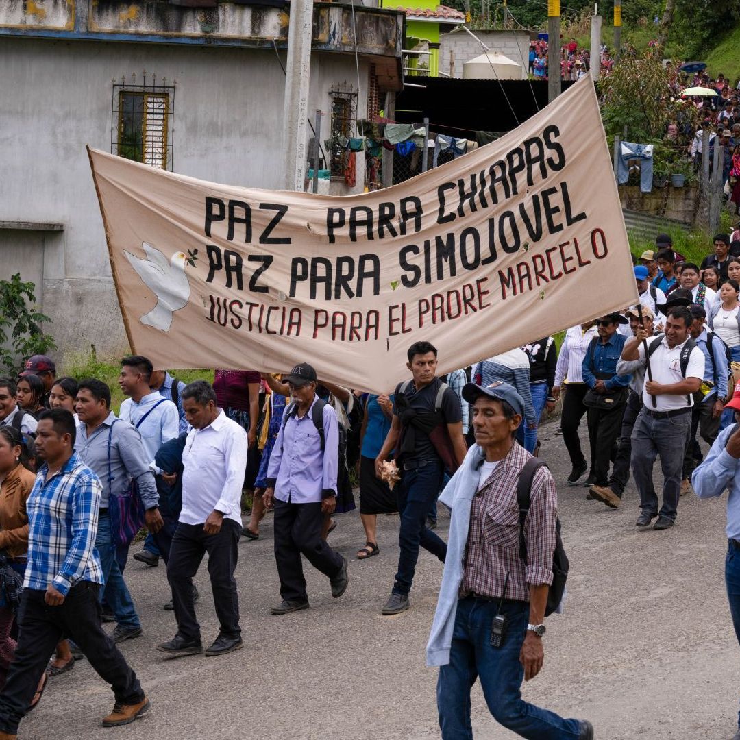 Miles de fieles marchan en Chiapas para exigir justicia por el asesinato del padre Marcelo Pérez, ocurrido en 2024