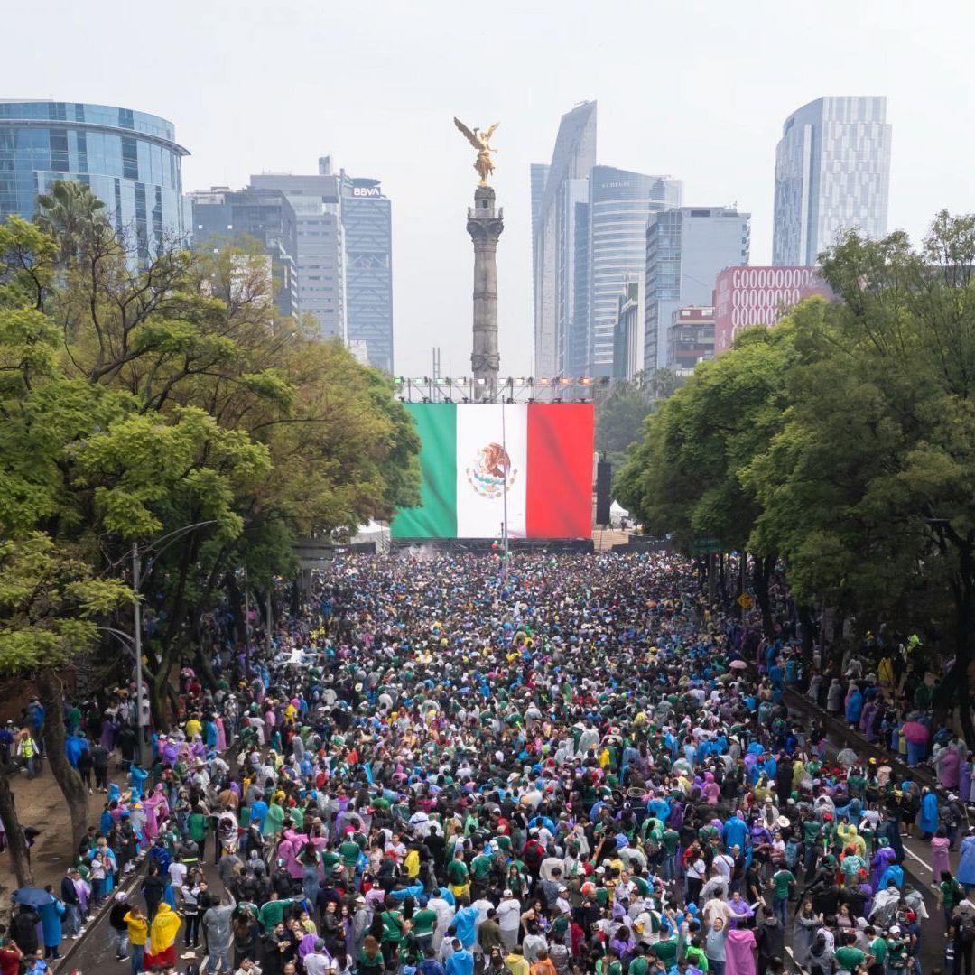 Aficionados en el Ángel de la Independencia en CDMX por el México vs. Inglaterra