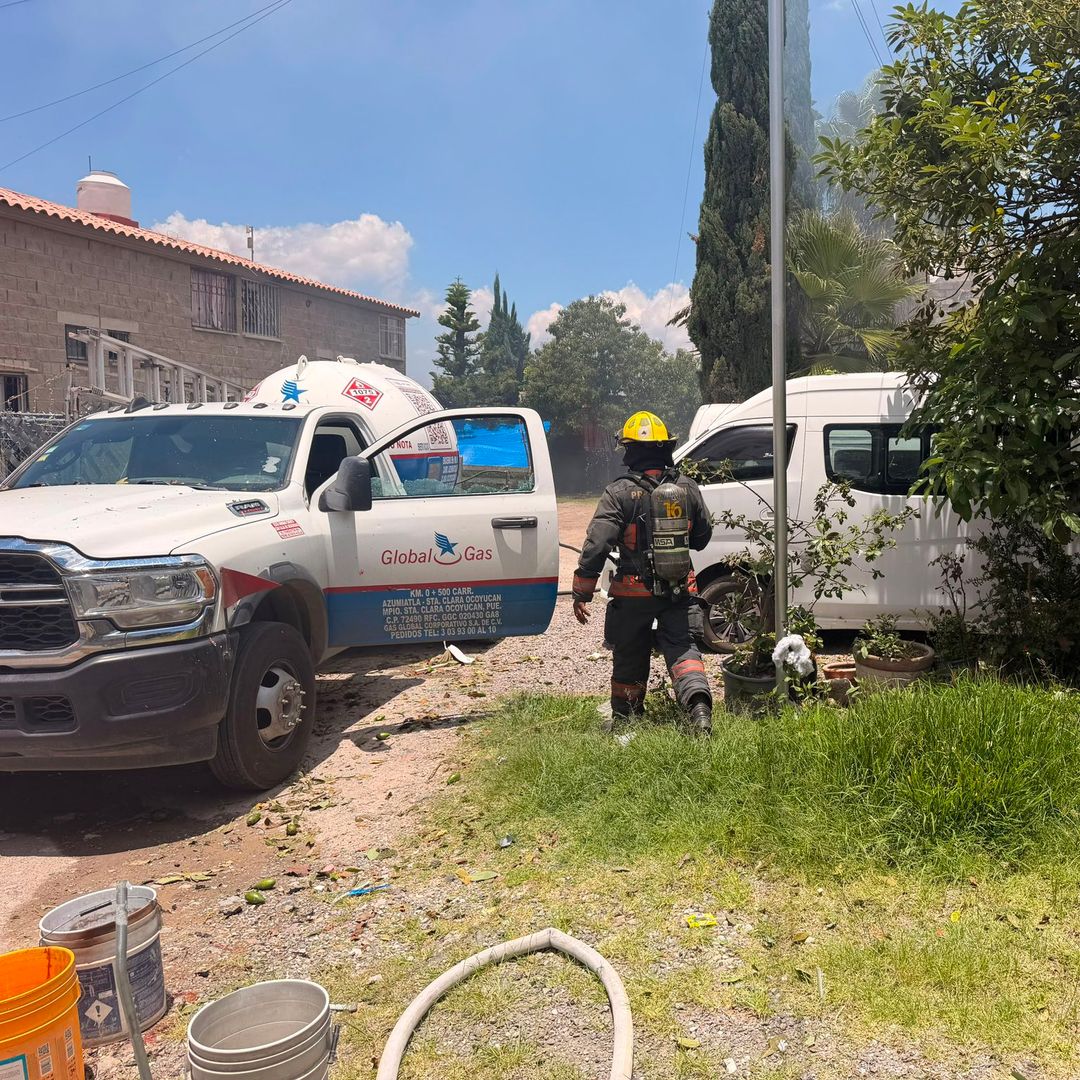 Dos trabajadores y dos habitantes resultaron heridos con quemaduras.
