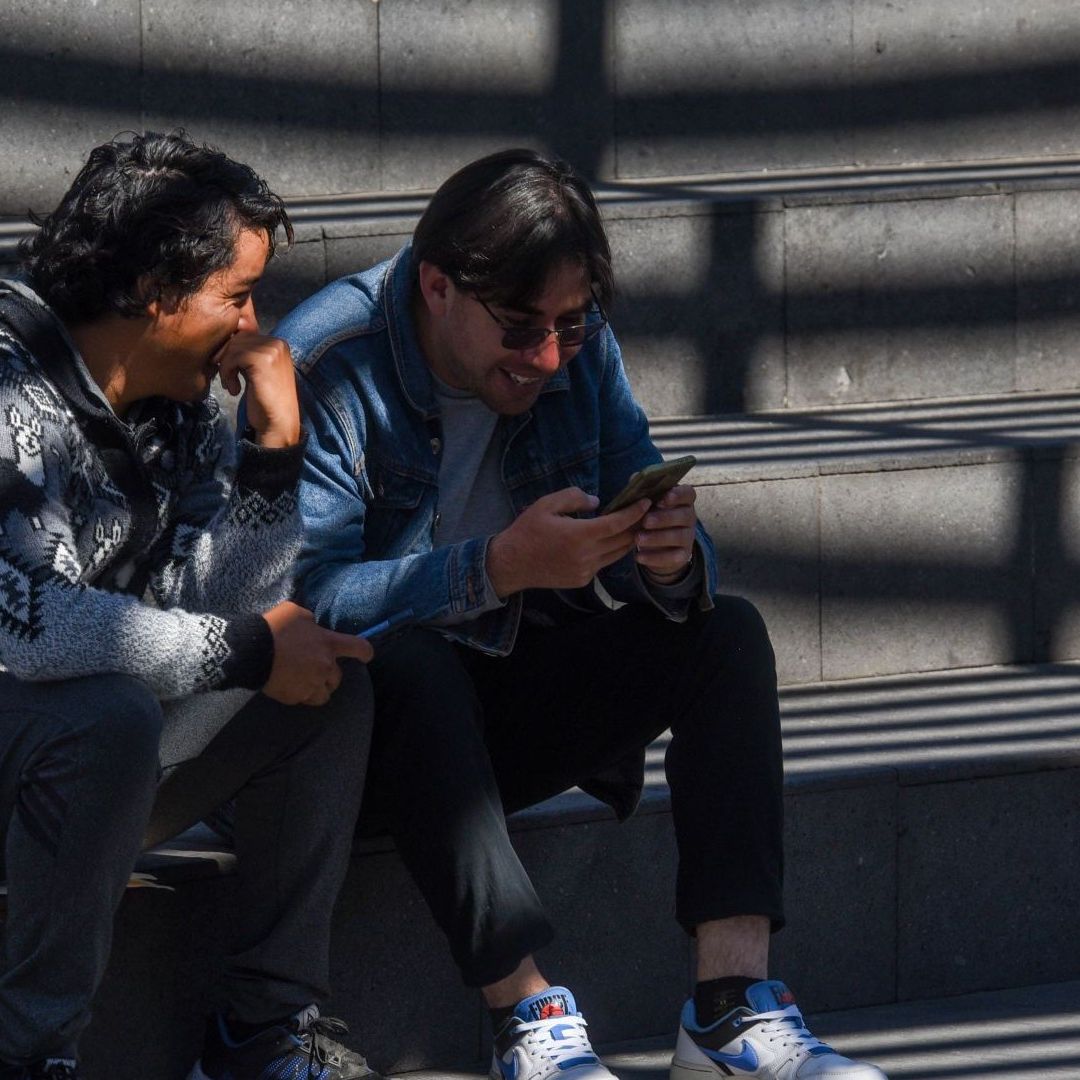 Jovenes con teléfono celular