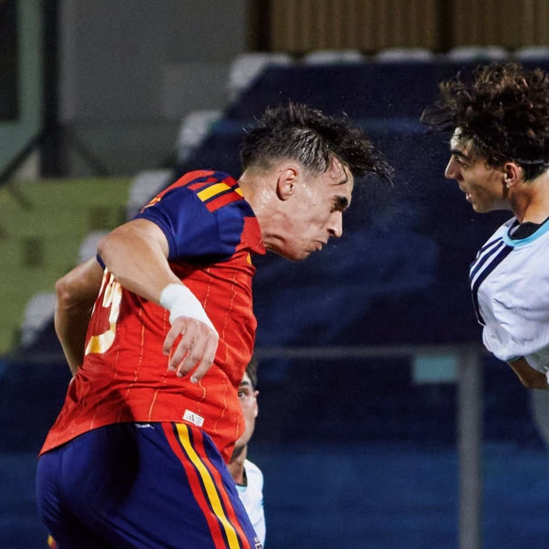 El delantero español Carlos Espí remata a portería en el duelo entre San Marino y La Rojita en la categoría Sub-21.