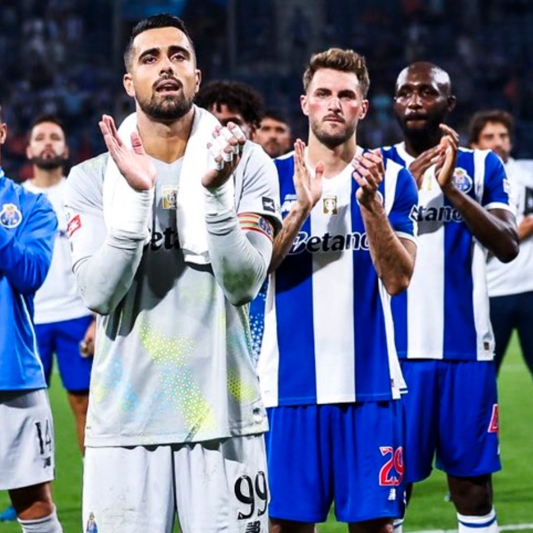 Santiago Gimenez agradeció con aplausos a la afición, junto con su equipo, por el apoyo recibido en el partido contra el Moreirense.