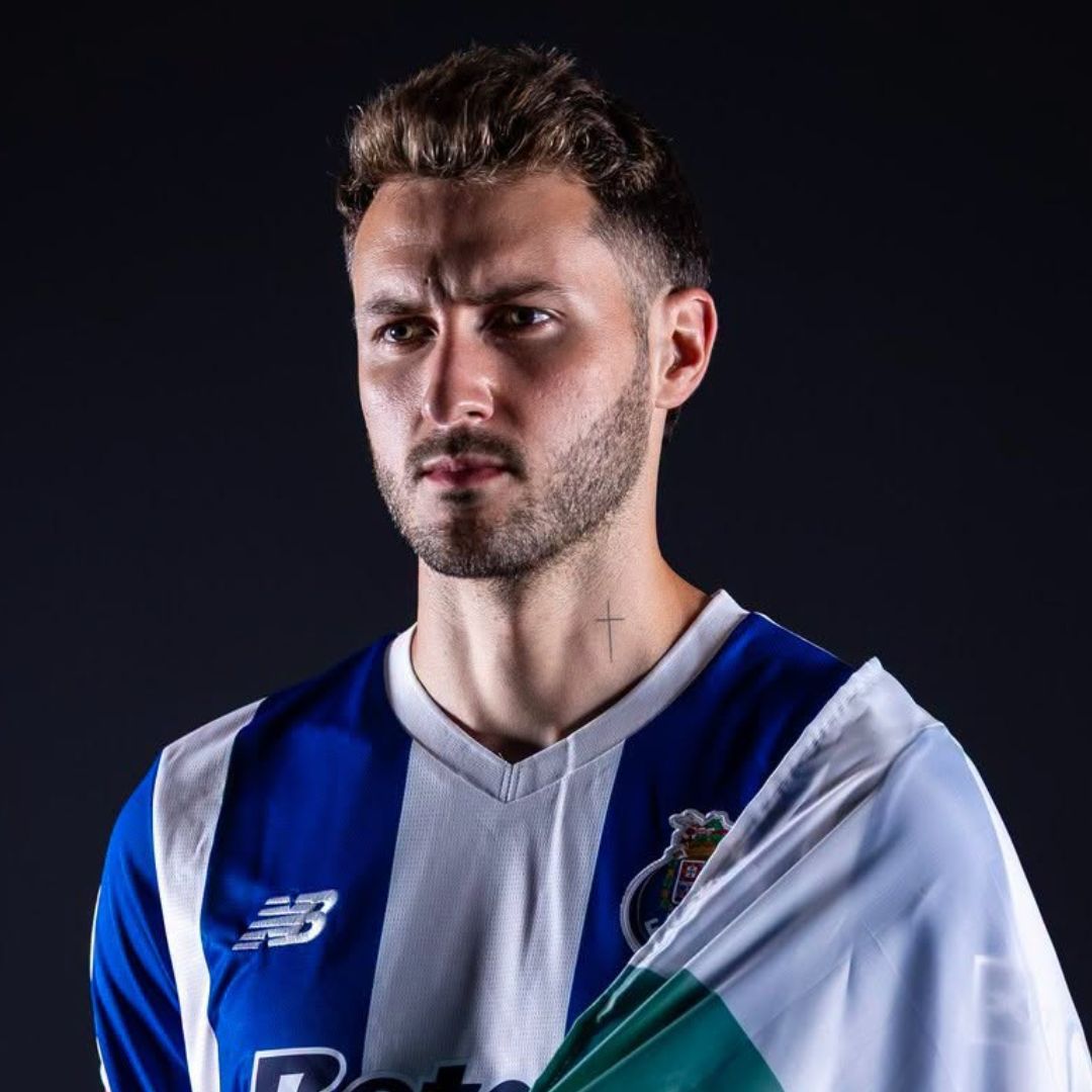 Santiago Gimenez será considerado para el partido ante el Moreirense