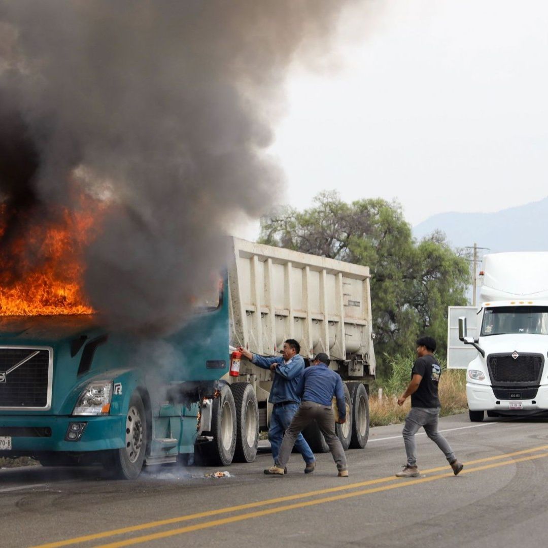 Quema de vehículos en Oaxaca