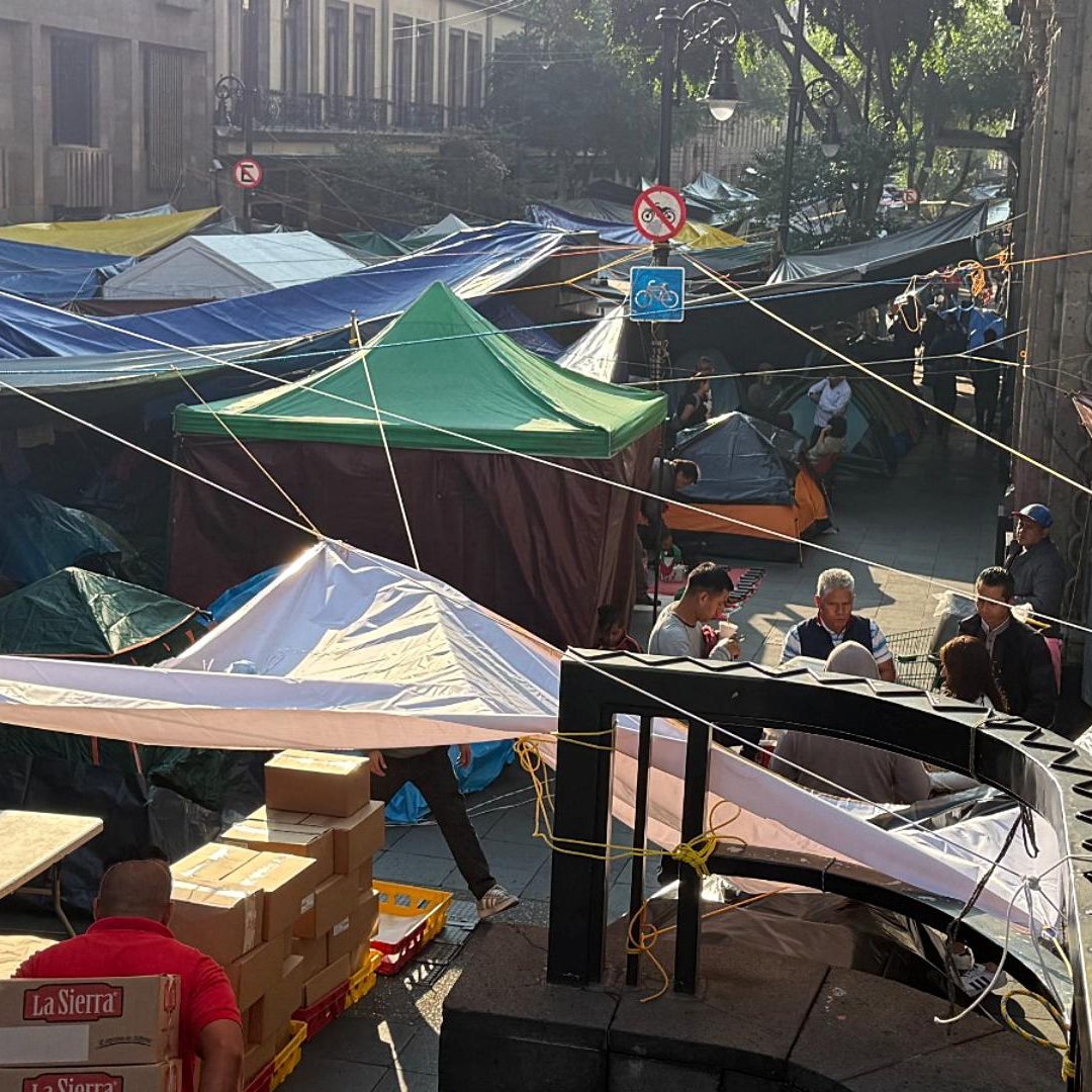 Plantón de la CNTE en avenida 5 de Mayo, CDMX.