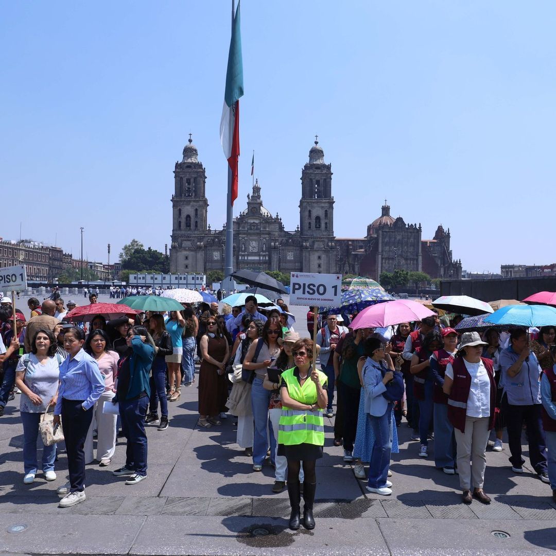 Personas desalojan un edificio durante un Simulacro Nacional. Foto: Cuartosuro