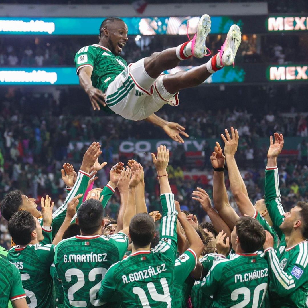 Lanzan a Julian Quiñones tras el pitazo final del juego donde México se impuso 2-0 a Ecuador. Foto: Cuartoscuro