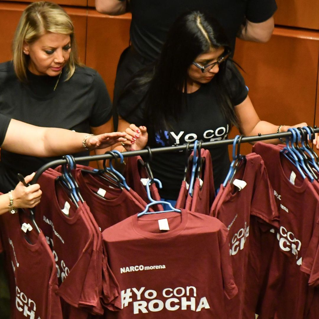 Senadoras acomodan playeras con la leyenda 'Yo con Rocha'