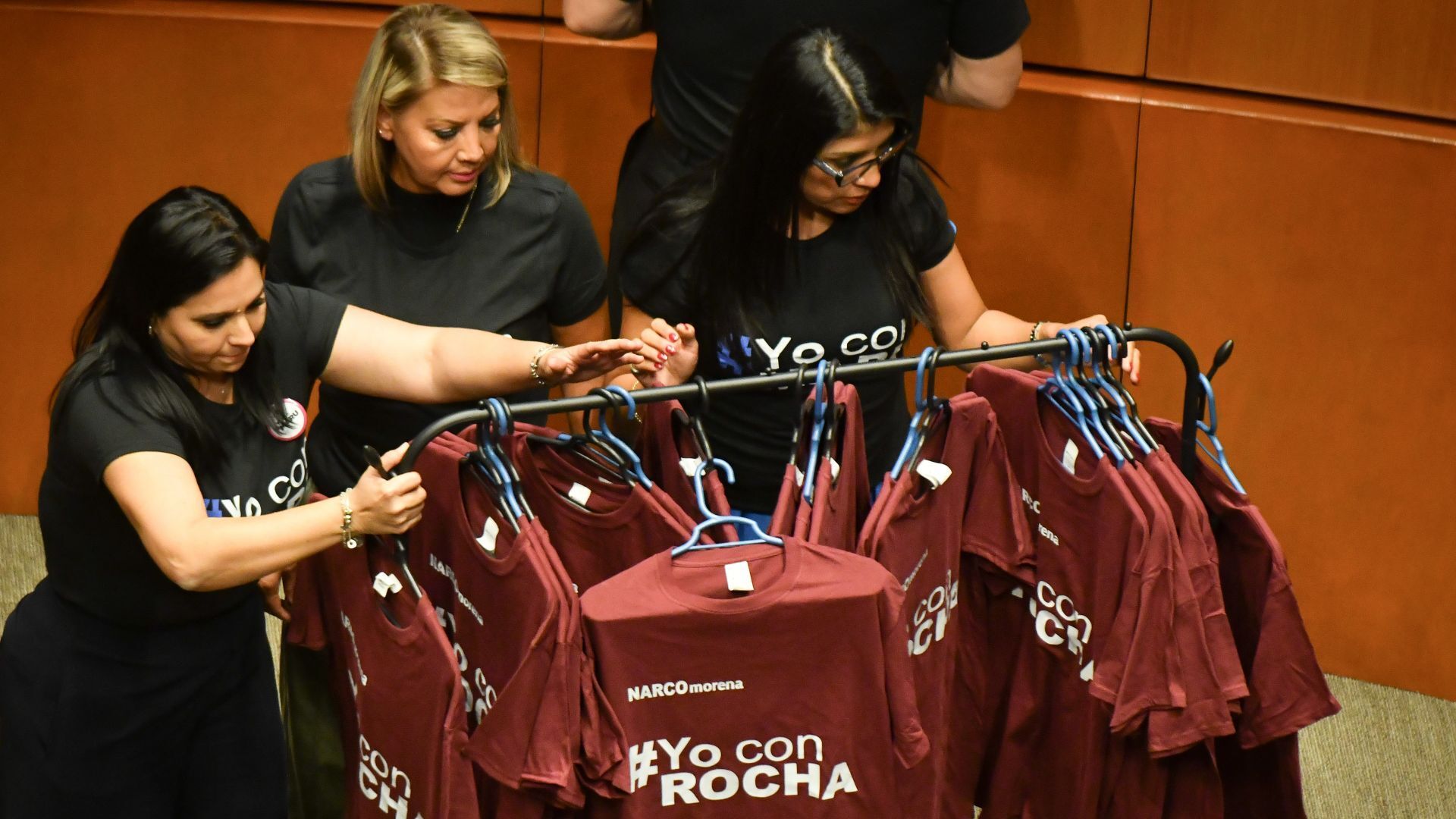 Senadoras acomodan playeras con la leyenda 'Yo con Rocha'