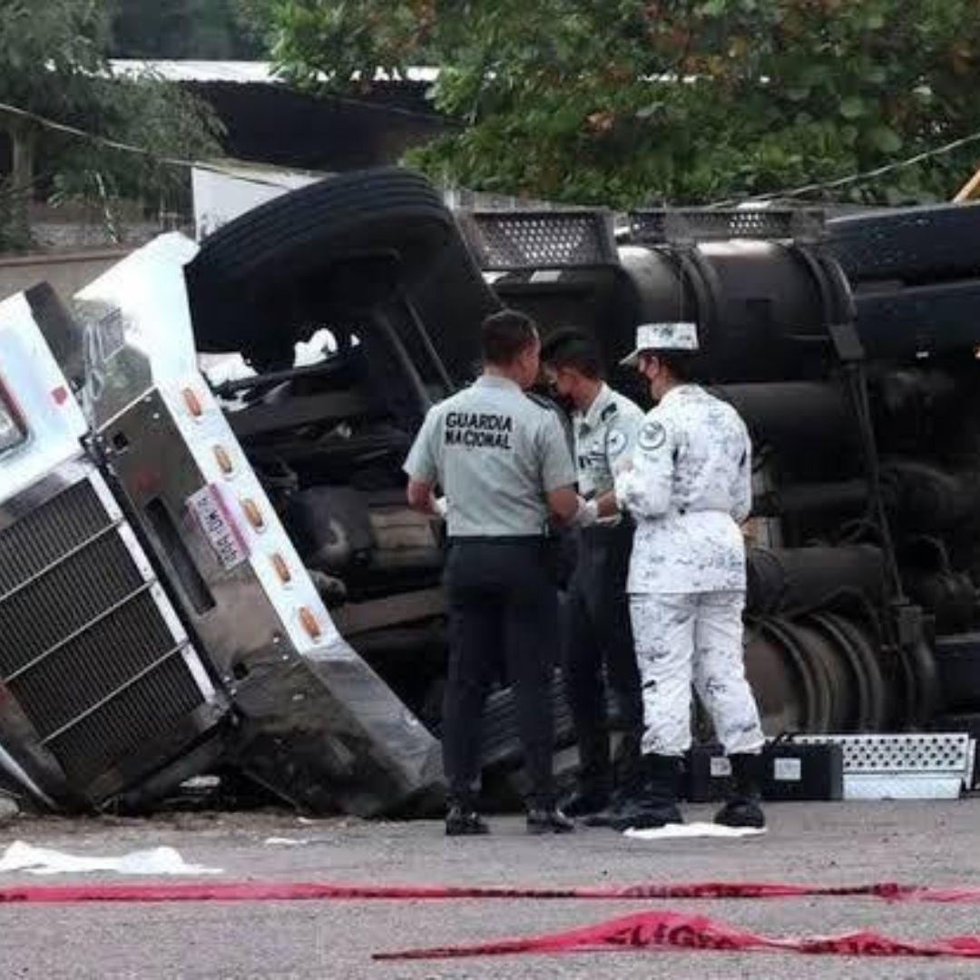 La volcadura de un tráiler lleno de personas migrantes dejó 56 víctimas mortales en Chiapas