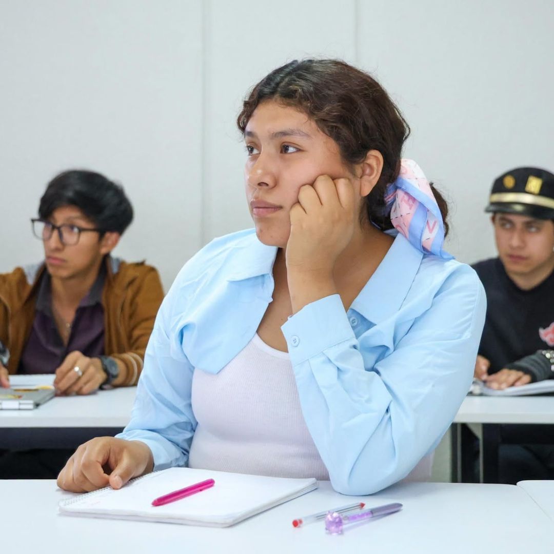 Entrega de certificados escolares para graduados del Ciclo Escolar 2025-2026.
