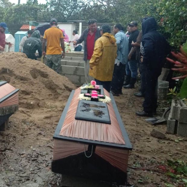 Familiares Despiden a Cuatro Mujeres Fallecidas en Derrumbe en el sur de Veracruz