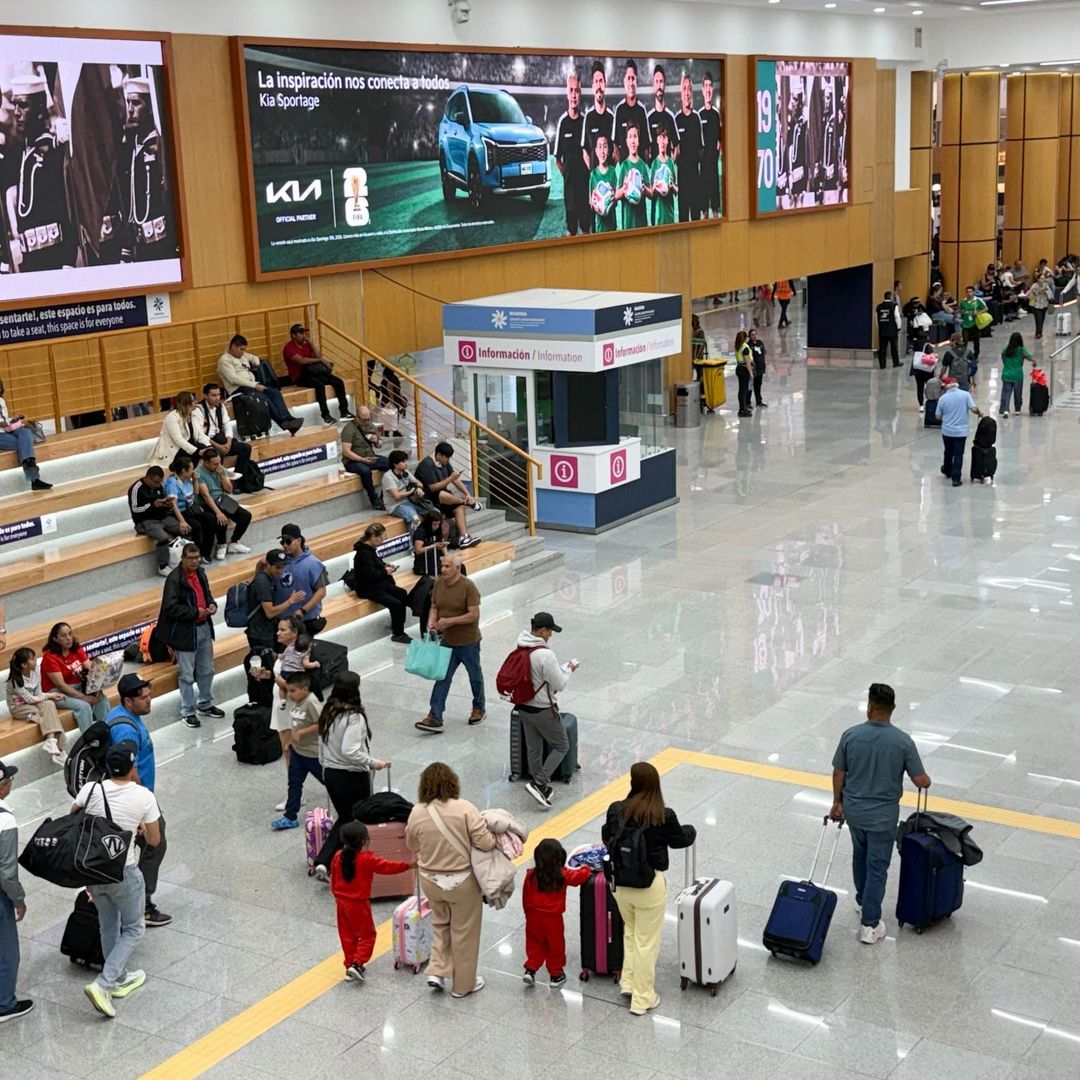 Pasajeros en la Terminal 1 del AICM el 3 de junio 2026.