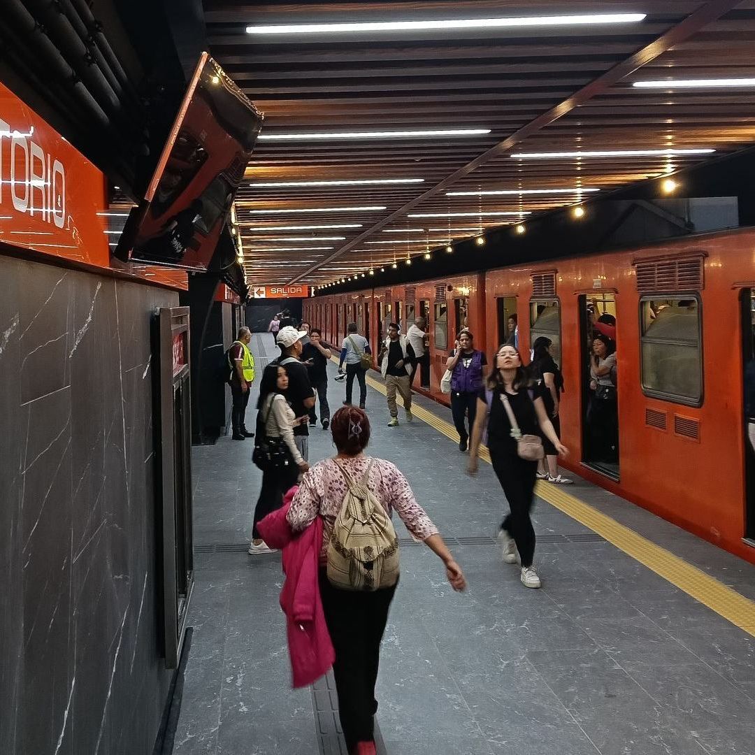 Usuarios del Metro la estación Auditorio de la Línea 7